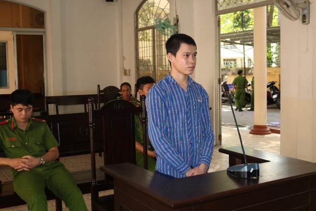 Trông coi trẻ, thanh niên rủ bé gái ra suối hiếp dâm