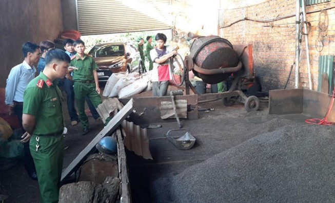 Truy tố nhóm trộn lõi pin, vỏ cà phê vào tiêu