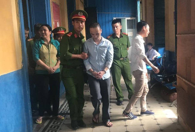 Thanh niên 'xài' tiền giả khóc nức nở vì bị tăng án tù