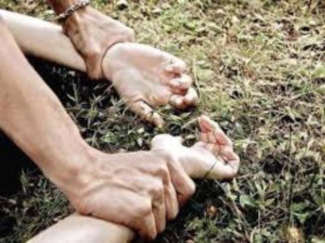 Thanh niên đang hiếp dâm bạn gái thì bị bắt quả tang