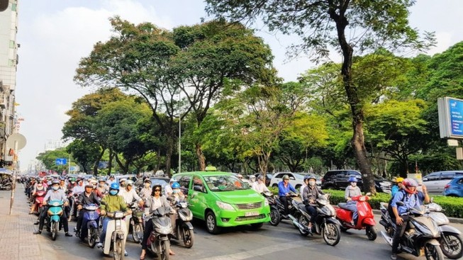 TP.HCM bắt đầu ùn xe trong ngày đầu đi làm lại