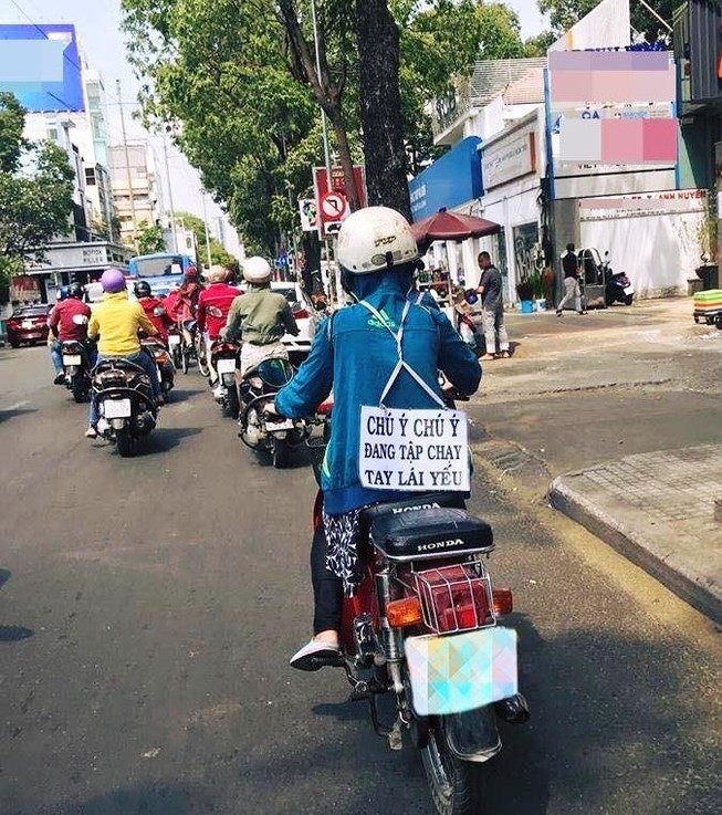 Nữ ‘Ninja’ cùng tấm biển sau lưng gây chú ý