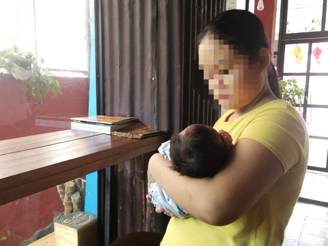 Bé gái 13 tuổi làm mẹ không có tiền mua sữa cho con