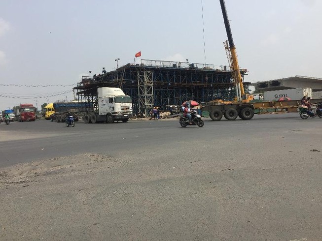 Để tránh ùn tắc, cầu vượt Mỹ Thủy phải giãn tiến độ