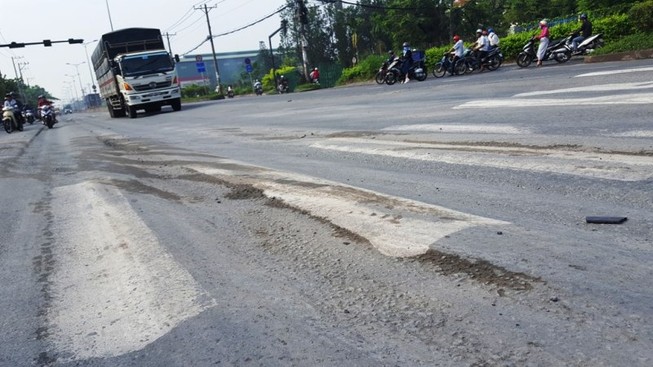 Nguy hiểm từ tuyến đường lún lên lún xuống