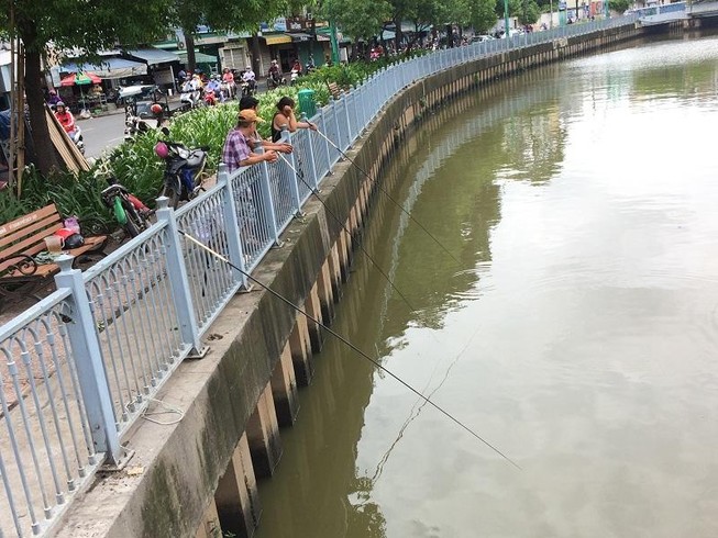 Đứng cạnh biển cấm vẫn vô tư câu cá, họ là ai?