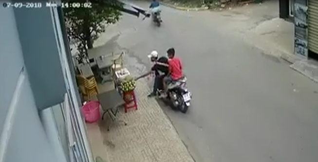 Thanh niên đi xe SH trộm sầu riêng