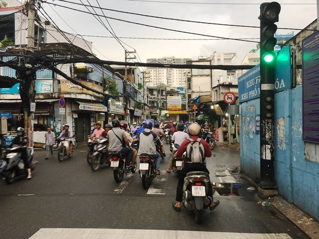 Dân mừng rơn vì đèn tín hiệu đã hoạt động