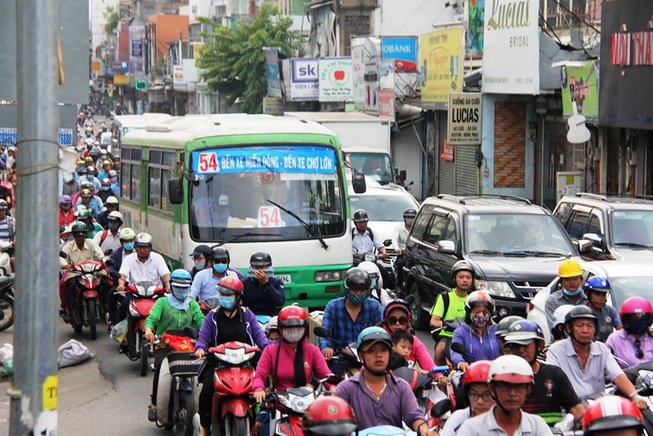 Tạm ngưng hai tuyến xe buýt do...ế khách