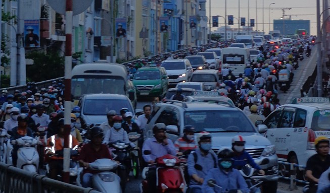 TP.HCM hạn chế lưu thông qua khu vực cầu Kênh Tẻ