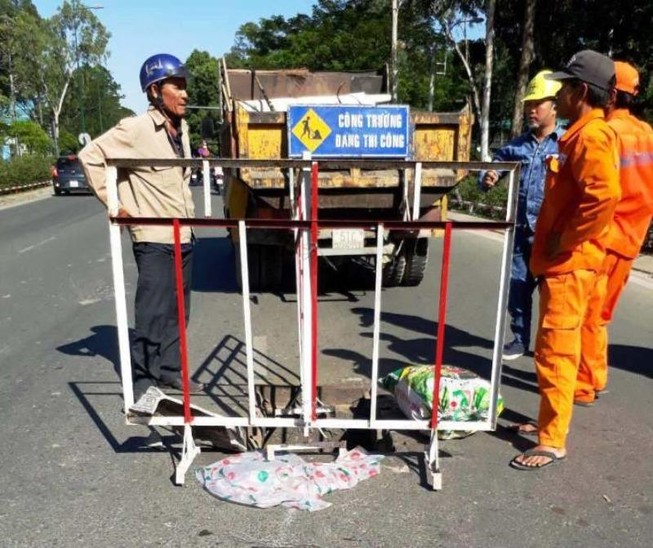 Ăn cắp hàng loạt nắp hố ga lấy tiền tiêu xài Tết?