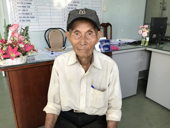 Cụ ông đi lạc ở Thủ Đức đang tìm người thân