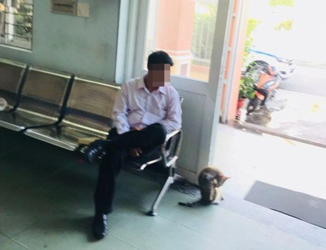 Bị dừng xe, đưa thẻ công an giả xin bỏ qua