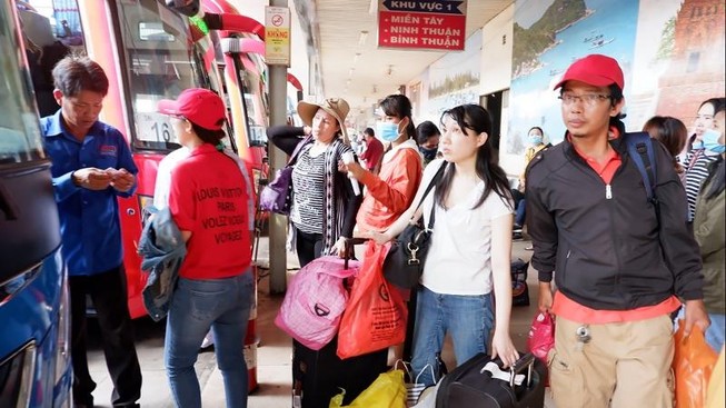 Người dân ùn ùn đi nghỉ lễ