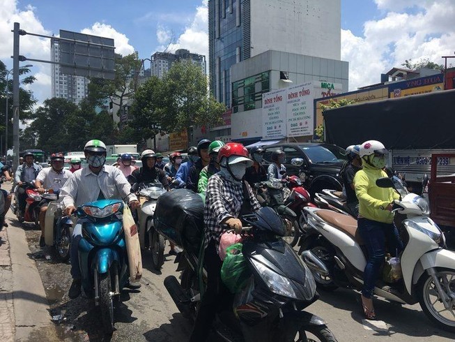 Kẹt xe giữa cái nắng như thiêu như đốt