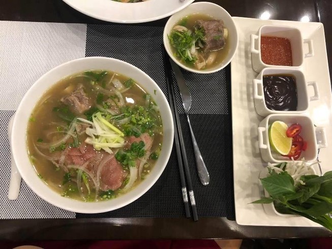 'Review' tô phở và 2 món siêu đắt ở tòa nhà cao nhất Việt Nam