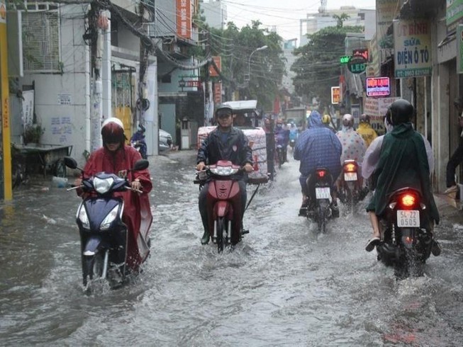 Người TP.HCM 'bơi' trên phố sau mỗi cơn mưa lớn