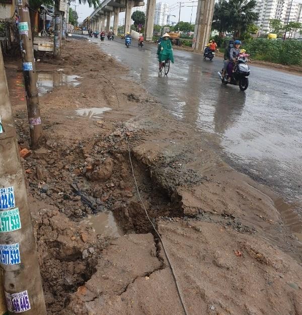 Dân Trường Thọ bức xúc vì xa lộ Hà Nội cứ mưa là sụp lún
