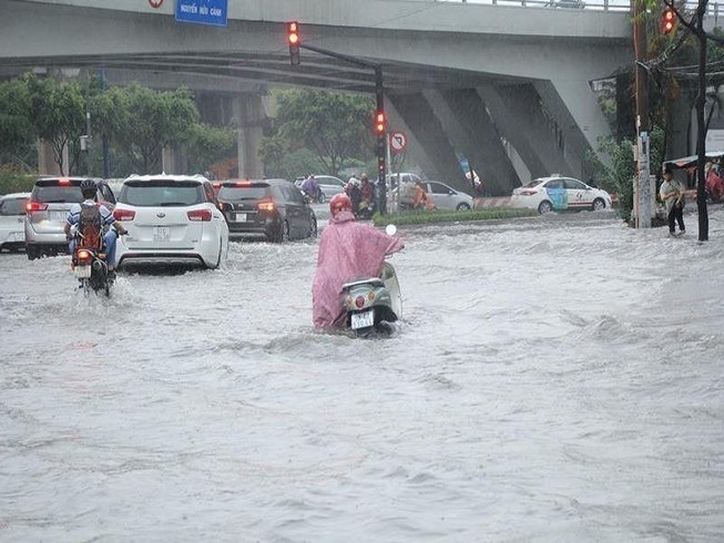 Kiểm tra hiệu quả máy bơm 'khủng' đường Nguyễn Hữu Cảnh