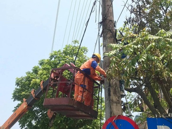Lượng điện tiêu thụ cả nước tăng đỉnh điểm