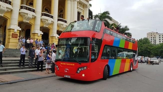 Xe buýt du lịch hai tầng ở TP.HCM có gì?