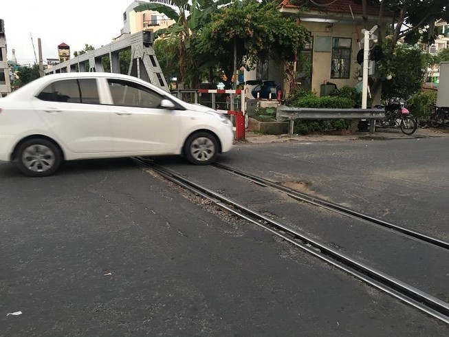 Lo té ngã khi ổ gà cận kề ray tàu