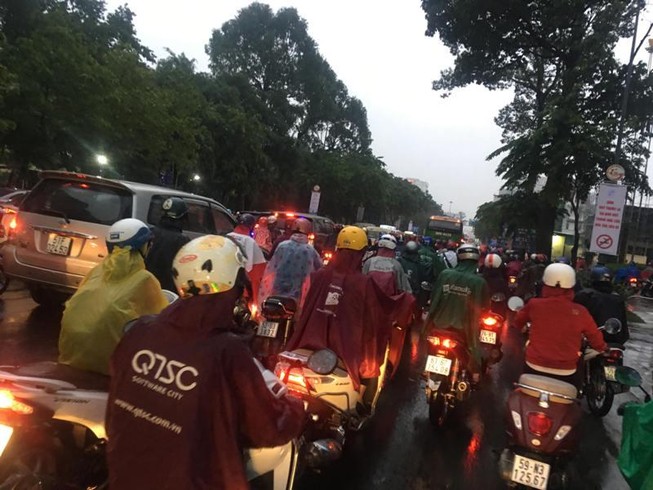 Cơn mưa đúng giờ tan tầm, người dân vất vả về nhà