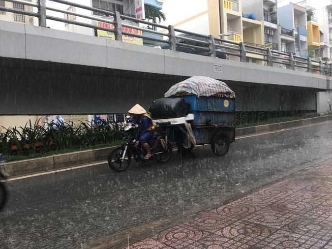 TP.HCM bất ngờ mưa lớn khiến người đi đường không kịp trở tay