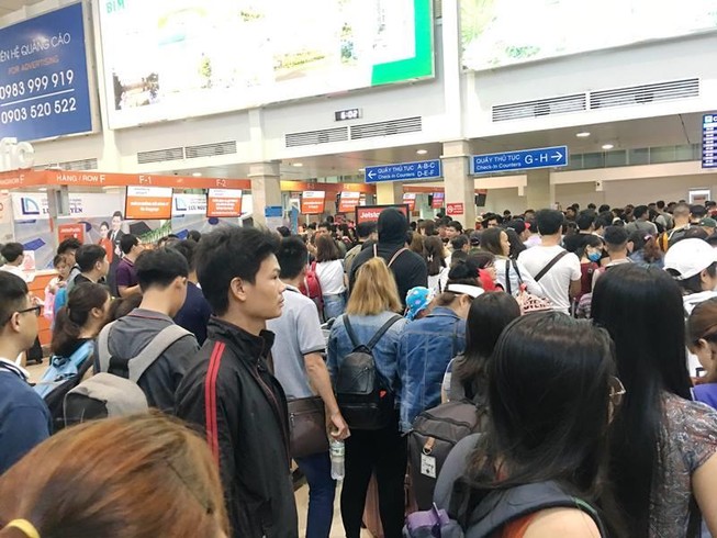 Mới vào hè sân bay Tân Sơn Nhất đã đông nghẹt