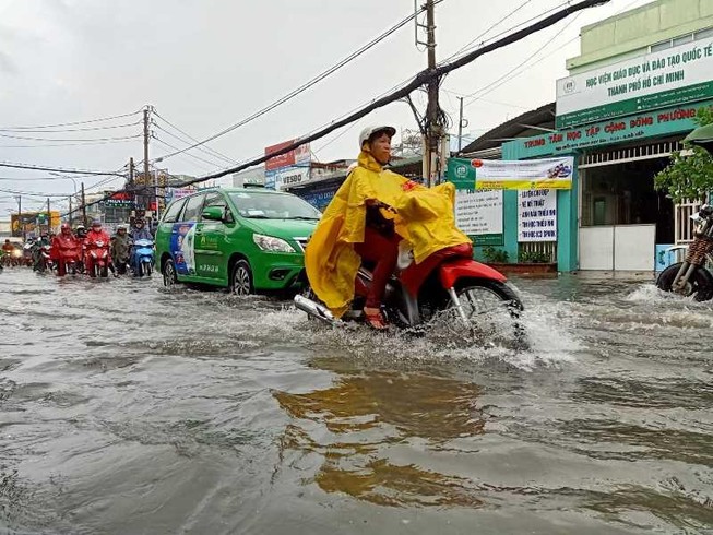 TP.HCM: Khổ sở vì cơn mưa đúng giờ tan tầm