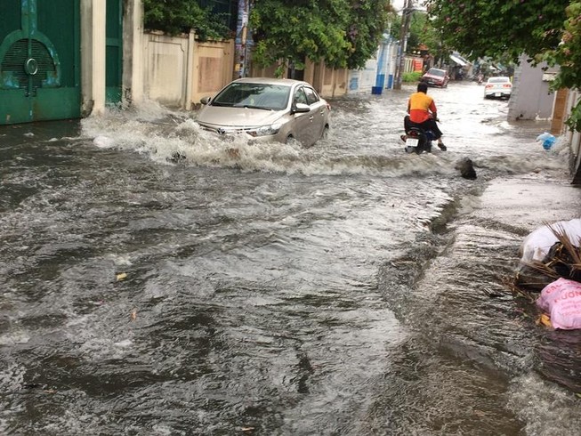 Khu 'nhà giàu' lại bị ngập sâu sau cơn mưa lớn