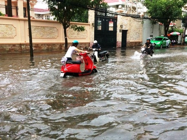Hàng loạt xe chết máy trên đường Nguyễn Hữu Cảnh