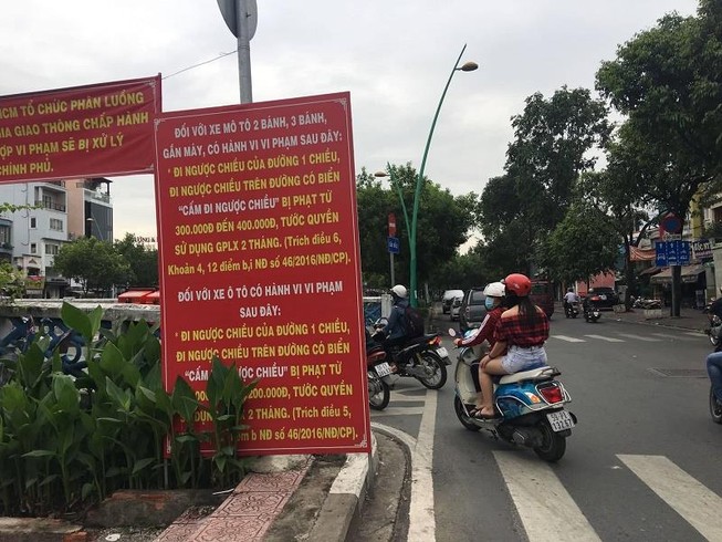 Bất chấp biển cấm, xe máy đi thẳng vào đường ngược chiều