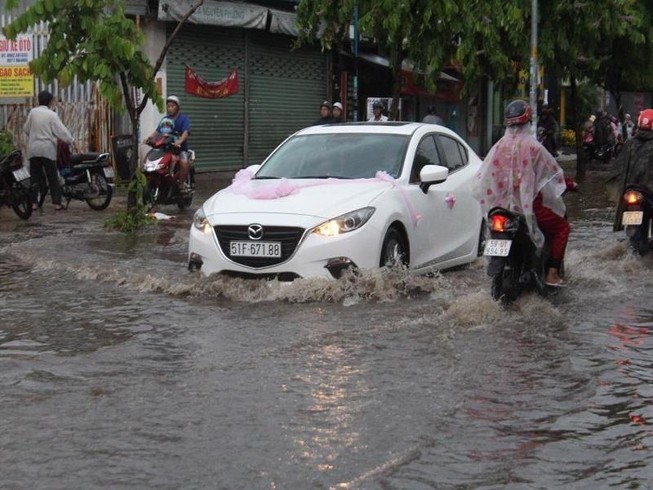 Bão ở miền Bắc, vì sao TP.HCM cũng mưa lớn