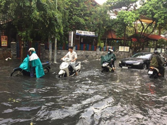 Đường TP.HCM ngập sau cơn mưa lớn