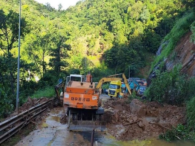 Đèo Bảo Lộc sạt lở, giao thông hoàn toàn tê liệt