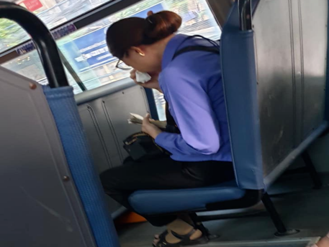 Nữ tiếp viên xe buýt ôm mặt khóc, Sở GTVT TP.HCM nói gì?