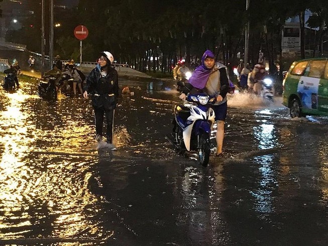 Ngao ngán với đường Nguyễn Hữu Cảnh