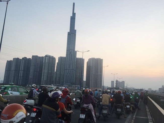 Phân luồng giao thông lại trên cầu Sài Gòn