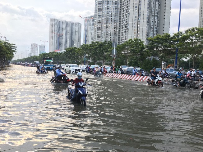 Xa lộ Hà Nội ngập trong biển nước