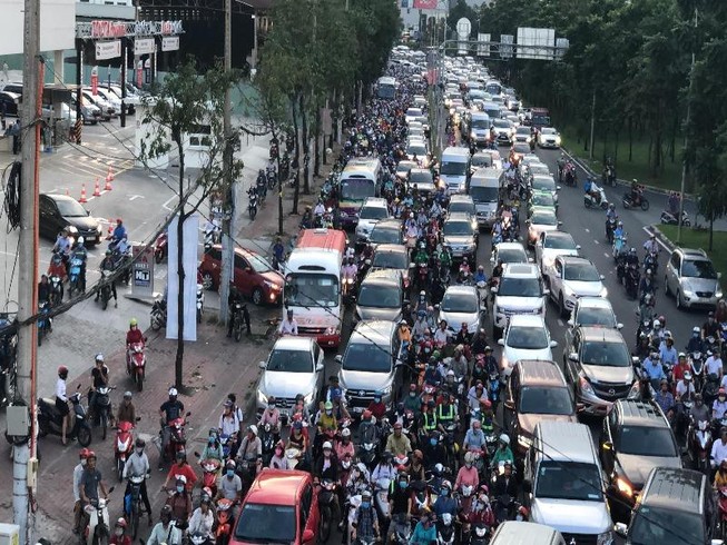 Giao thông khu vực gần cầu Sài Gòn rối rắm