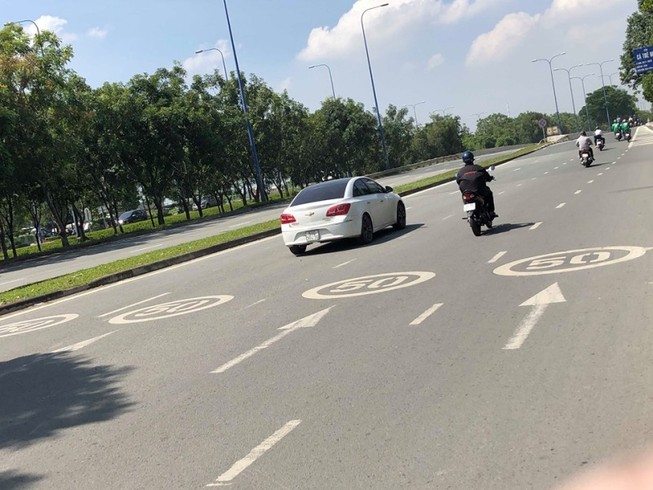 TP.HCM: Sơn biển báo tốc độ như ở nước ngoài