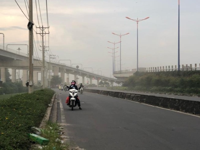 Ngã tư Thủ Đức bụi bay mù mịt