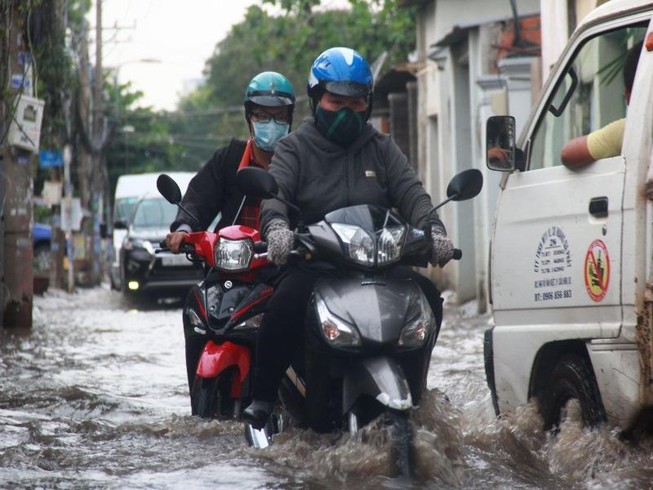 Dân quận 2 bì bõm lội khi triều cường ập về