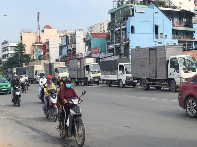 Không ai xử lý hàng loạt xe tải đậu trên quốc lộ 22?