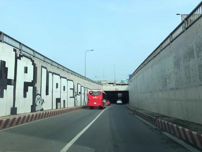 Hầm chui An Sương mới hoạt động đã bị vẽ bậy?