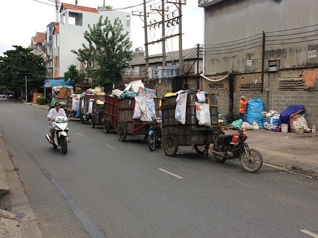 Tập kết rác gây cản trở giao thông, ô nhiễm