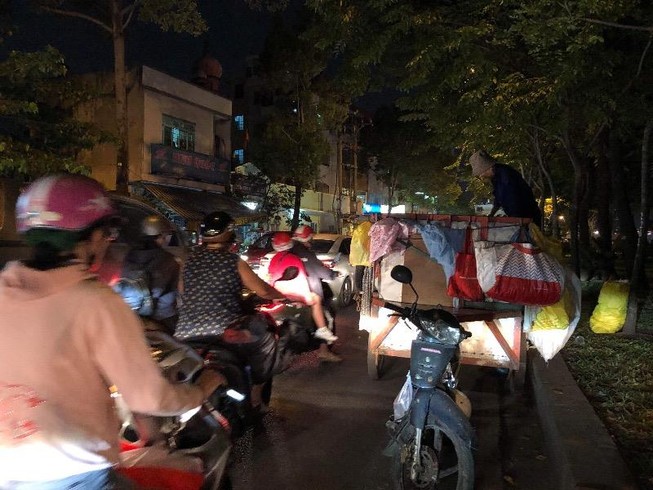 Một xe lấy rác, cả đường ùn tắc