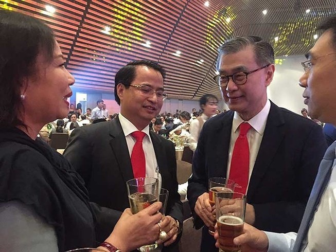 Ông Koh Poh Tiong (thứ ba từ trái qua) trao đổi tại hội nghị khách hàng của Sabeco. Ảnh: TÚ UYÊN