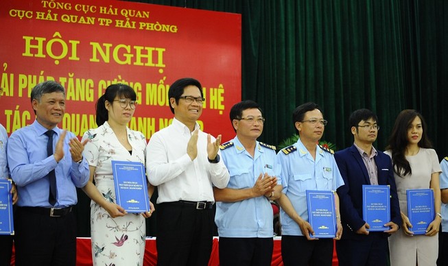 Cục Hải quan Hải Phòng cùng cộng đồng doanh nghiệp đã ký cam kết nhằm ngăn chặn tình trạng cán bộ hải quan sách nhiễu, tiêu cực- Ảnh: ĐH